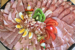 Wurstplatte mit Deko